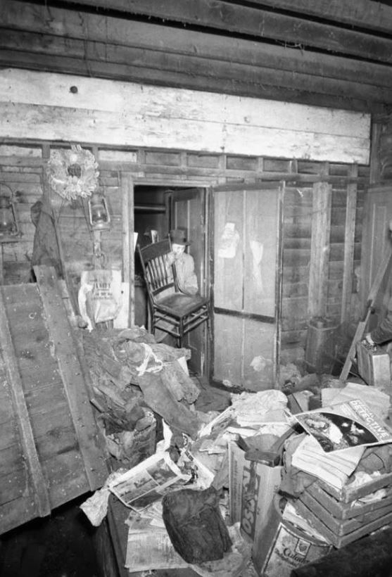 Ed Gein Crime Scene - Police Remove Chair Complete List of Crimes Ed Gein Was Suspected of Committing